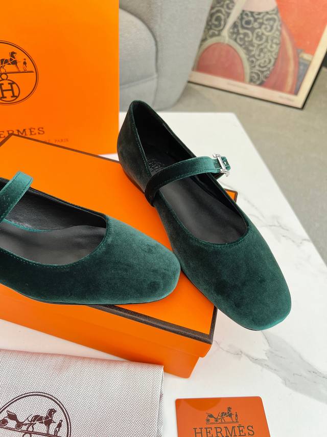 Hermes 爱马仕 新款真正的手工鞋，纯手工打造，必须收藏的单品！度假搭配神器！我们对精品的追求永远只要最好！不要将就！舒适及原创精神、不附和潮流、不刻意表达